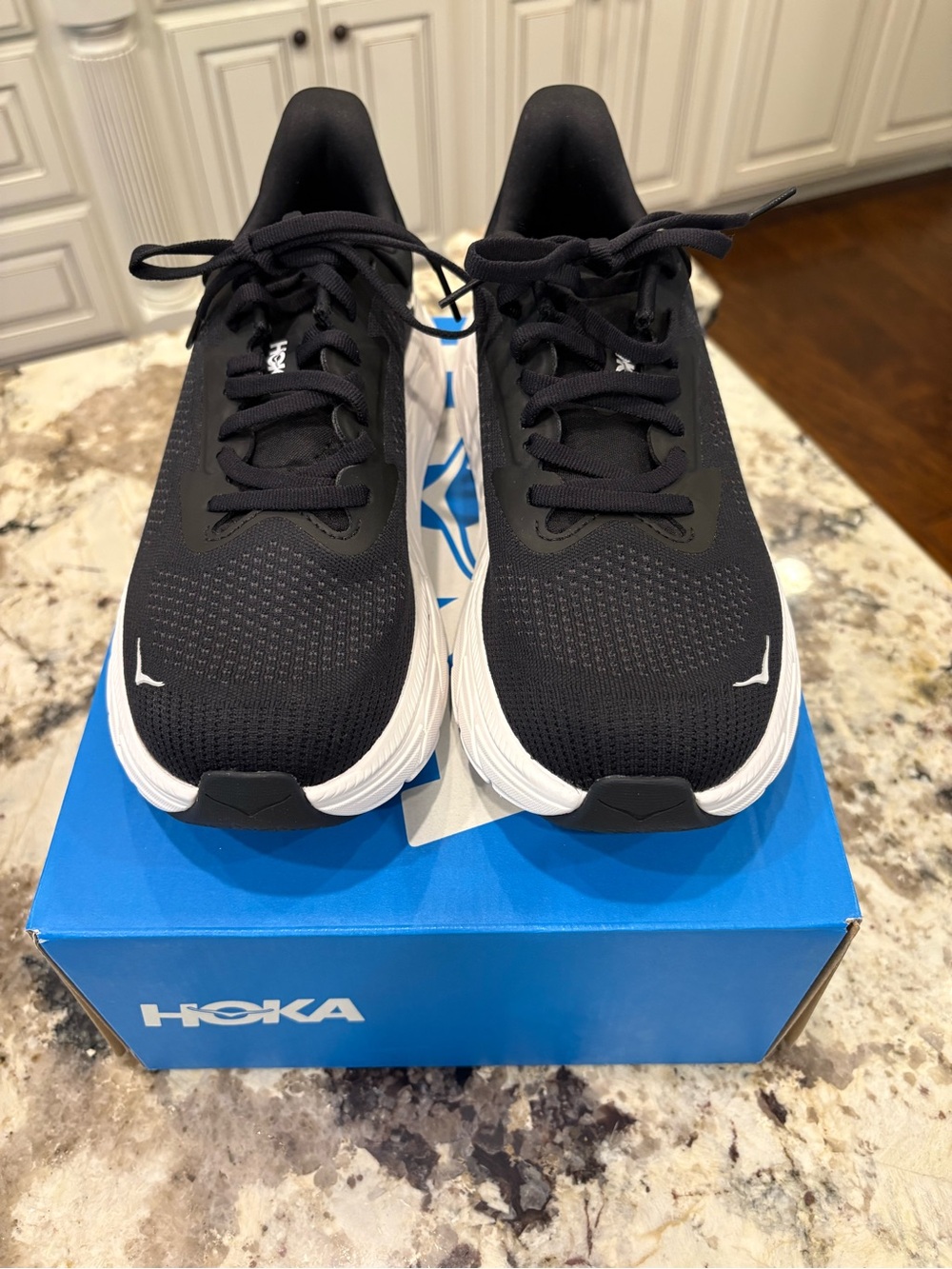 New! Hoka Arahi 7 - Picture 2 of 4